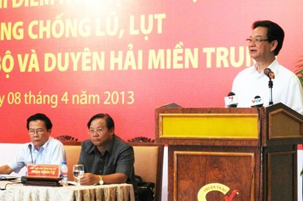Thủ tướng Nguyễn Tấn Dũng chỉ đạo chăm lo nhà ở chống lũ cho hộ nghèo - ảnh 1